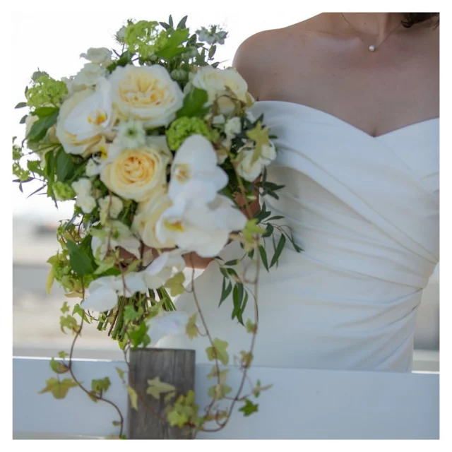 🌸 Conseil mariage – Le bouquet
Le saviez-vous ? Le bouquet est souvent la touche finale qui révèle tout le style de la mariée.

Romantique, bohème, minimaliste ou coloré… il doit s’harmoniser avec votre robe, mais aussi avec votre personnalité ✨

💡 Petit conseil : pensez aux fleurs de saison, elles tiennent mieux, sont plus accessibles… et plus locales 🌿

Et vous, vous imaginez quoi : un bouquet structuré ou sauvage ? 💬

#ConseilMariée #BouquetDeMariée #LookDeMariée #AstuceMariage

Photographe : @jeremy_sinka_wedding 
Vidéaste : @originowl_video 

Wedding planner : @charline.m_e_p
Dress : @lesmarieesdemaena
Costume : @lesmarieesdemaena

La Mariée : @lisa.gb.modele @lisa.wedding.modele
Le Marié : @fabioliino_off
Mise en beauté : @lunivers_de_manon
Bijoux : @univers_devivi

Décoration / Mobilier : @twistyourdeco
Fleuriste : @calathea_fleuriste
Graphiste accessoire : @julie_souvenirs_memorables

Lieux : Plage Saintes Maries de la Mer