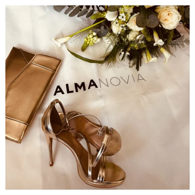 👑 La robe attend son moment.
Les talons, le bouquet, la promesse d’un « oui ».
Chaque détail raconte une histoire d’amour qui s’écrit aujourd’hui.

#jourj #wedding #2025 #bridetobe #vaucluse #robedemariée #preparation #coulisse #almanovia #or #flowers #gold #wedding2026