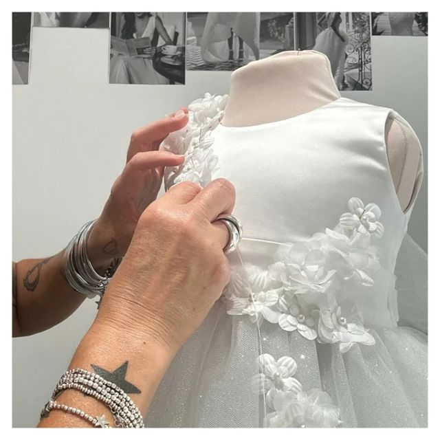Une robe de baptême toute en délicatesse ✨
Pensée sur mesure pour la petite Maddy, et cousue avec amour pour un grand moment 💛

#bapteme #robe #princesse #creation #couture #jourj #vaucluse #wedding #2025